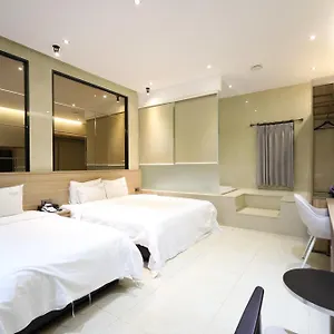 3* מלון Almond Station